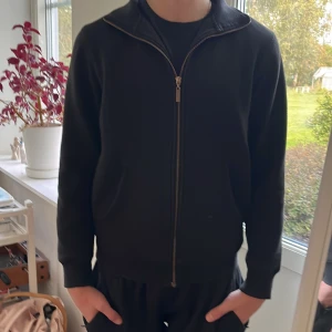 Fullzip  - Tja  Säljer en snygg svart fullzip från dressman, skick 9/10 endast lite nopprig men inget som märks. Skriv vid minsta lilla.