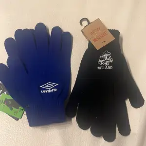 Oanvända handskar. Ett av de är från Umbro. 1 för 70kr