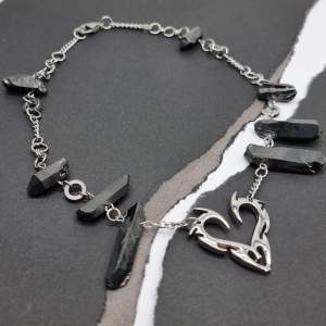 Handgjort unik  halsband och exklusiv design🖤 Följ :@ekjewelryofficial🤲 ⛓️Gjord i bra kvalitet💎Material- rostfritt stål och kristall. Längd: 32cm+4cm, 250kr