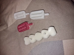 Ljus - Egengjorda,,ett ljus och 3 att smälta. Luktat jordgubb och vanilj🥰