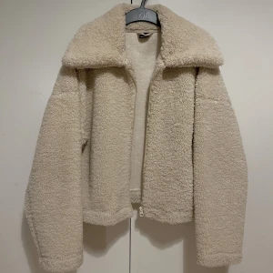 Teddy jacka - Teddyjacka i bra skick🐻‍❄️💓 Mjuk höstjacka som passar perfekt nu  