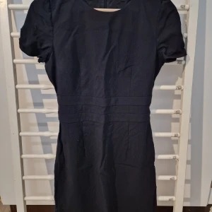 Hugo Boss Klänning - Använd men i fint skick, storlek S Mörkblå