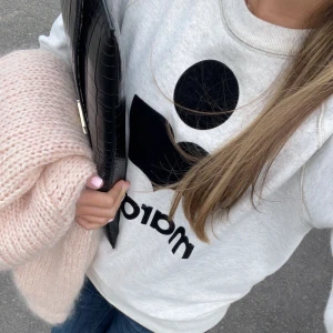 Isabel marant tröja - Världens snyggaste sweatshirt från isabel marant, super bra skick och inga defekter, kan gå ner till 1500 vid snabb affär 🥰🥰
