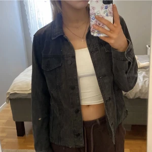 Jeansjacka - Jätte fin jeansjacka som är i en urtvättad svart färg. Köptes från  Nelly men har inte kommit till så mycket användning. Storlek XS men funkar lika bra som S💝