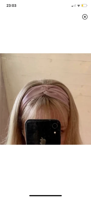 Hårband  - Rosa hårband i nyskick. Frakt tillkommer på 18 kr. Kom gärna med prisförslag 🌸