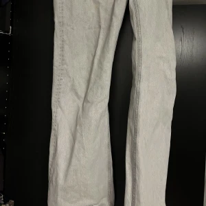 Hope rush denim 34 - Ett par hope rush denim i grått. Ena fickan är hål i och det är fläckar på byxorna som jag kan ta bort innan jag skickar iväg. Därav lägre pris. Strl 34. 