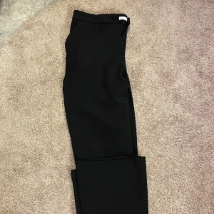 Kostymbyxor  - Säljer ett par kostymbyxor från lager 157 alldrig använda pogrund av att dem e för långa för mig nypris 200