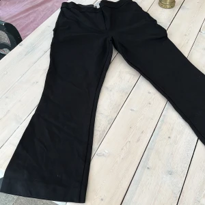 Kostymbyxor - I mjuk stretshigt material. Som nya