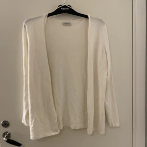 Snygg vit kofta - Snygg och basic vit kofta, super snygg till höst med ett par jeans eller kostymbyxor!
