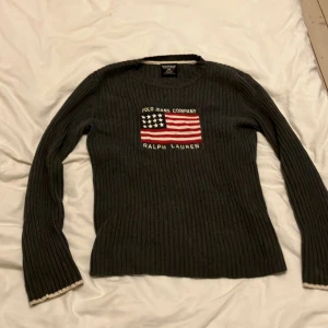 Ralph Lauren  - En Ralph Lauren tröja, stickad tröja i storlek M. Den är liten o storleken men ör väldigt uttöjbar. Endast använd en gång (Köparen betalar för frakten)