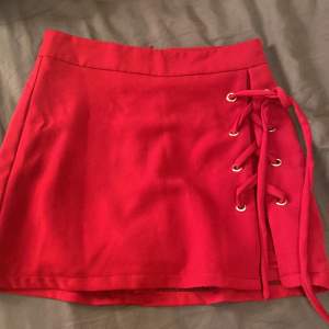 fin röd kjol, använder dock aldrig. den har en dragkedja där bak❤️bra matrial och inga fel. strlk s. använd färna köp nu men skriv innan ❤️