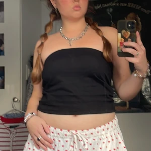 bandeau topp - svart bandeau topp från bikbok, köpt för 199kr. knappt använd