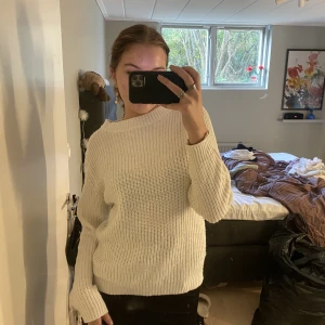 Stickad - Jätte fin vit stickad tröja med öppen rygg!! står ingen storlek men den passar Xs-M beronde på hur man vill att den ska sitta, perfekt till hösten❤️‍🔥❤️‍🔥