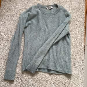 Lite tunnare tröja från MY AURORA. Ser grå ut på bilden men är mer åt det ljusblå hållet. 