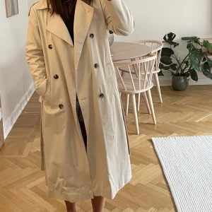 Trenchcoat  - Perfekt trenchcoat nu inför hösten! Så fin färg och så bekväm! Nypris 1 000kr