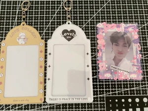 Pc holders - Pc holders  20 kr/st eller båda 30kr + frakt De har en liten skada men den är bara liten där en tejpbit har fastnat (se bild)