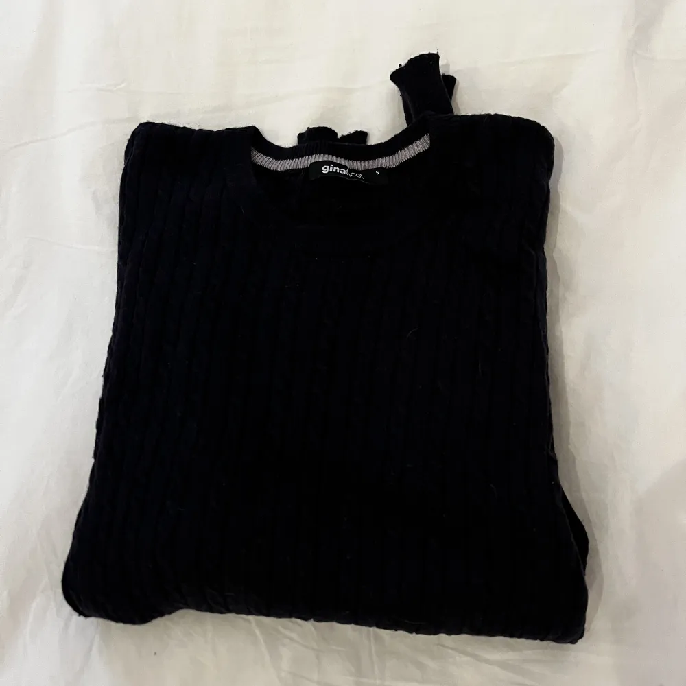 Säljer en jättefin stickad mörkblå tröja från Gina tricot. Jättefin till hösten🍁🍁. Tröjor & Koftor.