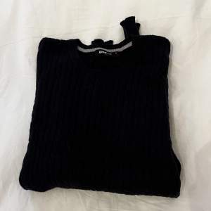 Säljer en jättefin stickad mörkblå tröja från Gina tricot. Jättefin till hösten🍁🍁