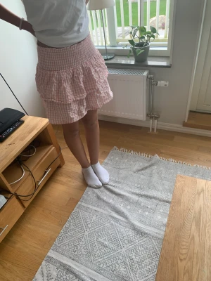 Rosa vitt kjol - En gullig kjol som är rutig från kappahl i storlek 146/152