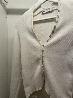 Kofta - Superfin Zara kofta!🤍🤍säljer då den är lite stor