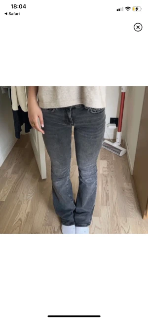 Lågmidjade bootcut jeans  - Säljer mina snygga gråa lowwaist bootcut jeans från lager 157😻så bra nu till hösten🥰 funkar för st 36 o 38😚(byxorna är Regular)