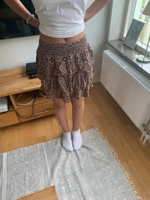 Brun kjol med blommor  - En fin kjol från Lindex storlek= 146/152