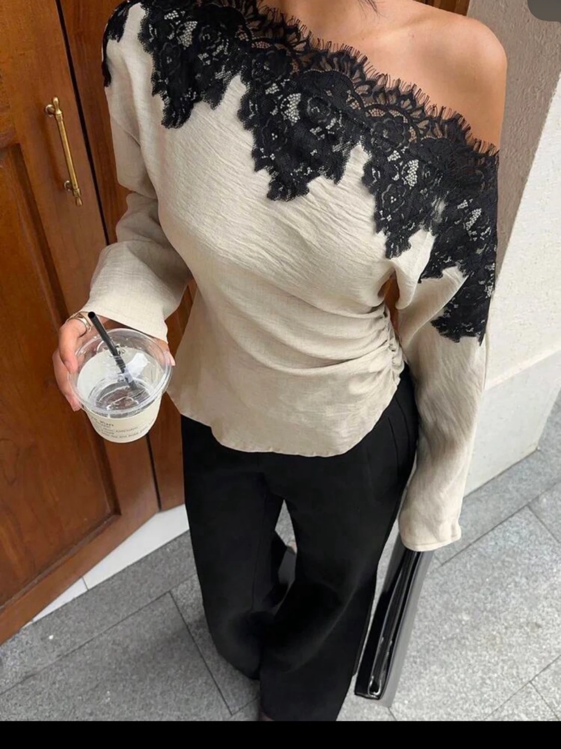 Beige offshoulder topp med spets