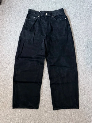 Svarta baggy jeans från H&M - Säljer ett par svarta baggy jeans från H&M med klassisk femficksmodell och raka, vida ben. Hör av dig vid frågor och behov av fler bilder!🤗🤗