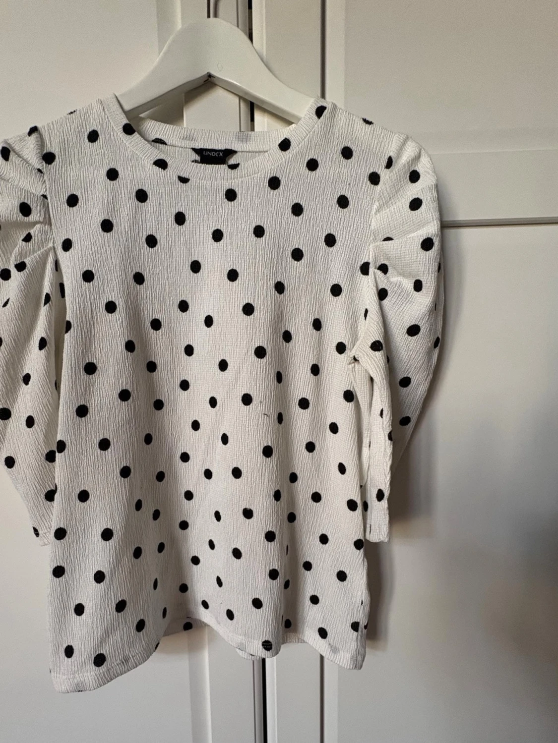 Vit prickig topp med puffärm