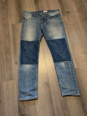 Jeans - Jeans från tiger of Sweden med snygga patches och slitningar. Dom har en rak passform. Storlek 33/32. Kom med frågor och prisförslag🫱🏻‍🫲🏼