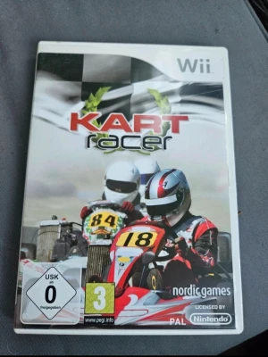 Kart Racer till Nintendo Wii - Kart Racer är ett racingspel till Nintendo Wii där du tävlar i gokart på olika banor. Omslaget är vitt med två förare i färgglada hjälmar och bilar. Spelet är licensierat av Nintendo och har PEGI 3-märkning. Perfekt för dig som gillar fartfyllda spelkvällar.