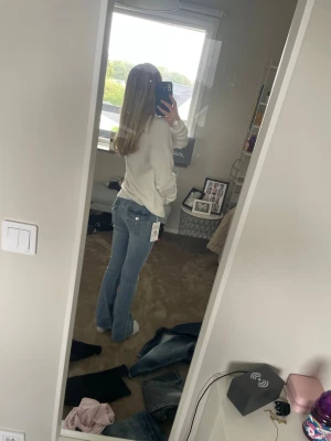 Blå bootcut jeans true religion - Säljer dessa jättesnygga populära true religion jeans. De har en snygg ljusblå färg som passar till nästa alla kläder. De är i storlek 23w och passar mig som brukar vara xxs xs eller s beroende på märke. De är lite för långa för mig då innerbenslängden är ungefär 80 cm. Har endast använt dessa fåtal gånger och har inga defekter. Skriv om ni skulle undra något. På första och andra bilden är lappen kvar det är den ej längre.