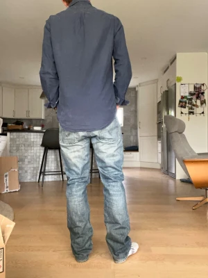 Blå levi’s 511or  - Tjenare!! Såljer nu ett par goa levis 511or. Dem ä i fint skick förutom en lapp som sitter i skrevet, det syns lite när man har på sig dem men inget man tänker på👍🫵 midjan 40cm o längd103 