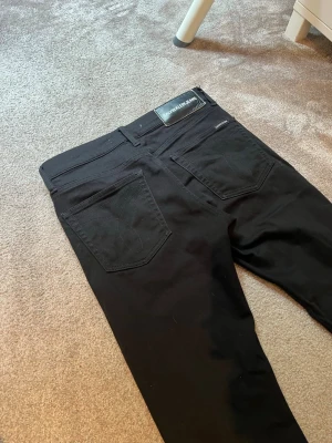Calvin Klein Jeans - UTFÖRSÄLJNING‼️  Säljer ett par Calvin Klein jeans  * Model/passform: Slim fit * Storlek: W29/L32 * Skick: Mycket bra skick * Färg: Svart * Mått: Bredd-39 + Längd-102cm