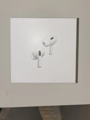 AirPods Pro (2nd generation) USB-C - Helt nya AirPods Pro (2nd generation) med MagSafe-laddningsetui (USB-C). Använda 1-3 gånger. Har brusredusering.