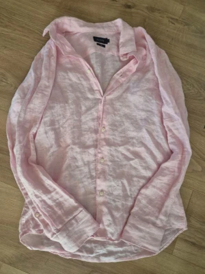 Ljusrosa linneskjorta från Riley - Säljer denna Rosa linneskjorta från Riley. Använd fåtal gånger och har inga tecken på användning. En riktig fin och skön skjorta som är riktigt snygg! 
