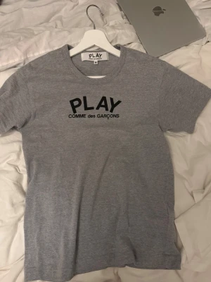 Cdg tshirt  - Säljer en helt ny utan prislapp cdg tröja som köptes för 2 månader sedan, storlek M och nypris 1200kr mitt pris 700kr kan gå ner vid snabbare affär, tröjan är använd 2 gånger. 