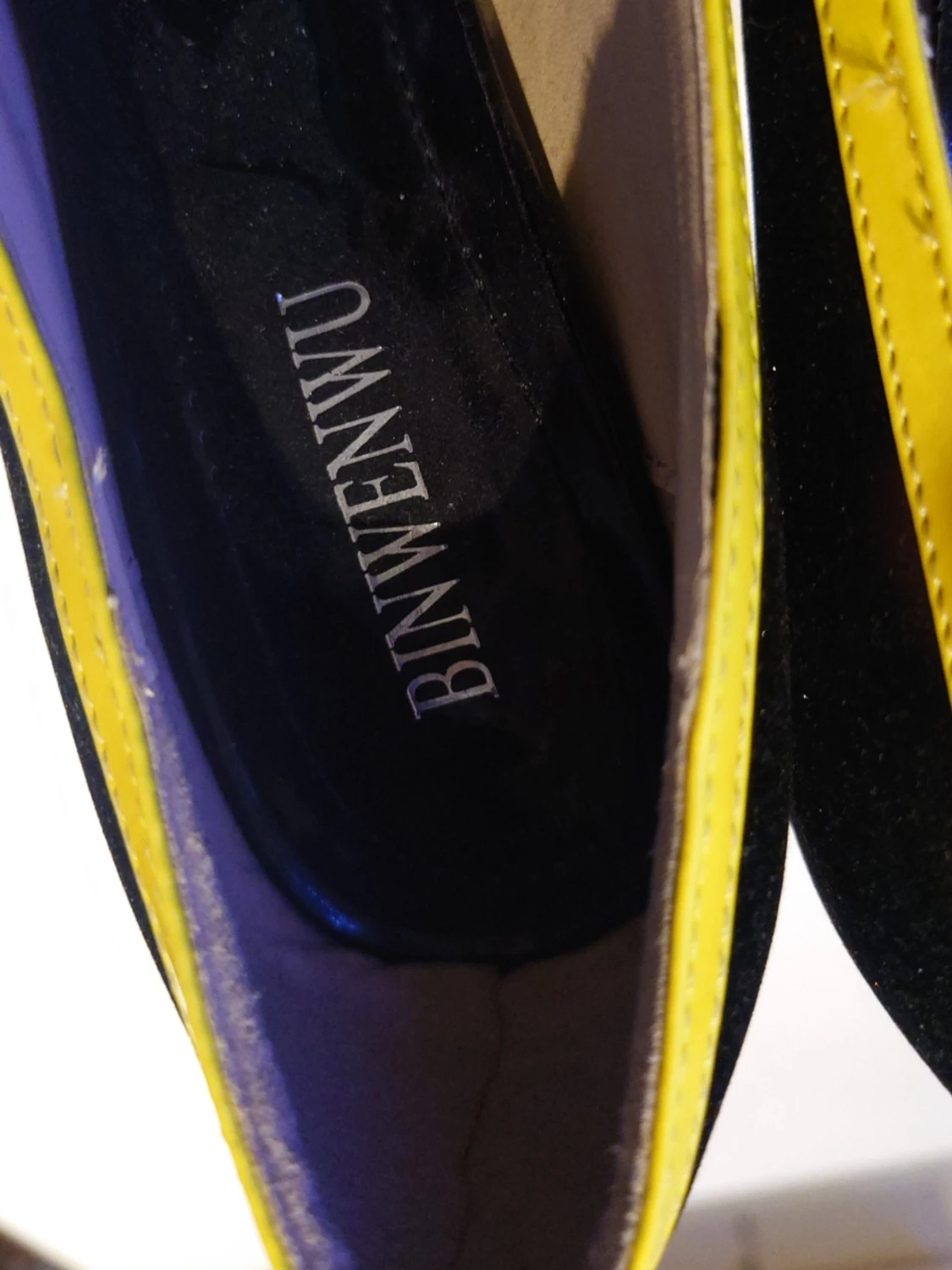 Svarta pumps med gula detaljer BINWENWU - 1