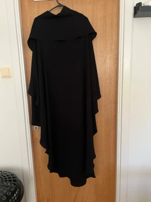 Lång svart khimar  - Säljer denna vackra khimar i ny skick ( EJ GENOMSKINLIG) 🖤