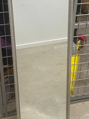 Rektangulär spegel med guldram - Säljer en stilren rektangulär spegel med dekorativ guldfärgad ram. Ramen har ett mönster med räfflade detaljer som ger en modern känsla. Perfekt att ha i hallen, sovrummet eller vardagsrummet för att skapa rymd och ljus.