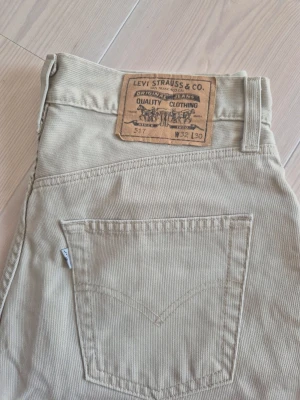 Levis 517 bootcut - Hej säljer nu ett par sällsynta vintage levis 517 bootcut white tab i riktigt bra skick. De är bootcut men rätt svag utsvängning, så sitter lite mer som en straight cut. Färgen är typ off white/beige. Storlek w32 l30