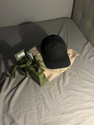Gucci keps  - Säljer denna svarta Gucci keps då den it kommer till användning längre och så klart äkta hör gärna av er,