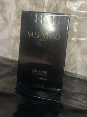 Valentino Uomo Born In Roma Rockstud Noir - Valentino Uomo Born In Roma Rockstud Noir är en exklusiv herrparfym i en elegant svart förpackning. Flaskan rymmer 100 ml 100% äkta och oöppnad (kvitto finns) Priset går att diskutera endast vid seriösa köpare 