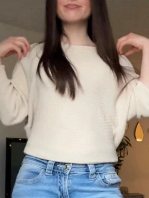 Beige stickad tröja från Vero Moda - Säljer en enkel och stilren beige stickad tröja från Vero Moda. Tröjan har en rak passform, rund halsringning och långa ärmar. Perfekt att matcha med jeans för en avslappnad look.