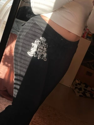 Svarta Juicy Conture byxor - Svarta Juicy Couture byxor med fickor på baksidan
