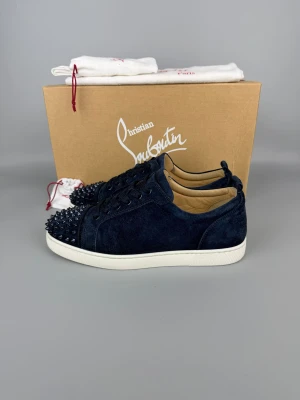 Christian Louboutin Louis Junior Spikes Sneaker Navy | 42 - Mycket bra skick. Marinblå sneakers i storlek 42, med originalbox, dustbag, nya snören och extra spikes.