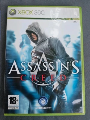 Assassin's Creed till Xbox 360 - Assassin's Creed till Xbox 360 är ett actionäventyrsspel där du spelar som lönnmördaren Altaïr under korstågen. Omslaget är grönt och vitt med en ikonisk figur i huva. Spelet är PEGI 18+ och kommer i original Xbox 360-fodral.