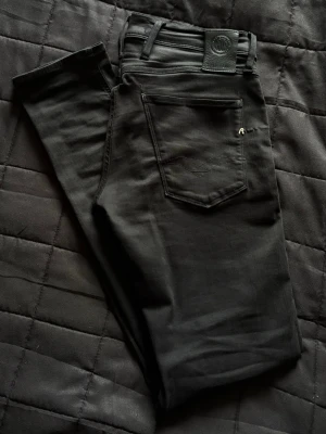 Replay hyperflex jeans - Ett par svarta replay jeans som är ändrat provade en gång, dem e riktigt sköna och känns verkligen inte som jeans. Sjukt mycket stretch i dem! Hör av er vid minsta lilla fundering eller fråga! ☺️