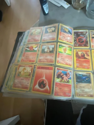 Pokémonkort i samlarpärm - Säljer en samling Pokémonkort i en genomskinlig pärm med plastfickor. Korten har olika motiv och färger, bland annat eld- och vattenpokémon samt energikort. Perfekt för dig som vill utöka din samling eller börja samla Pokémonkort. Du får hela pärmen men det syns inte på bilden på dem sidorna  är det också gamla och värdefulla kort