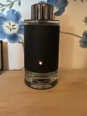 Montblanc Explorer Eau de Parfum 200ml - Montblanc Explorer parfymen för män i hela 200ml flaska! Använd ett par gånger men en enorm flaska som räcker länge. Säljer för att jag inte använder den och har många andra parfymer.